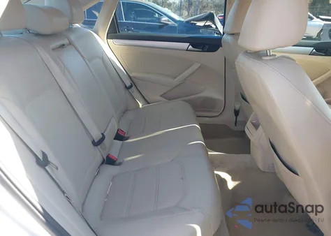 2012 Volkswagen Passat 2.5L Se z USA, uszkodzony, nr VIN 1VWBP7A35CC084614